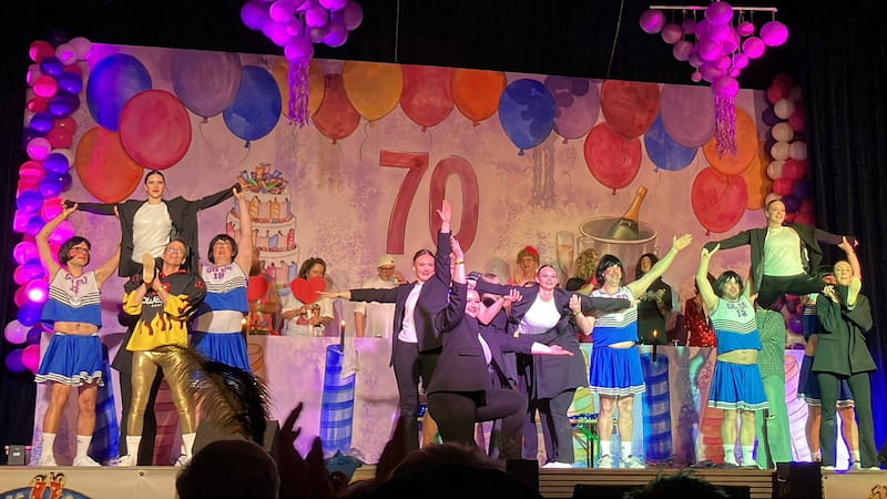Die Dreamboys – Männerballett der Pfarrfastnacht Pfungstadt bei ihrem Auftritt auf der Bühne